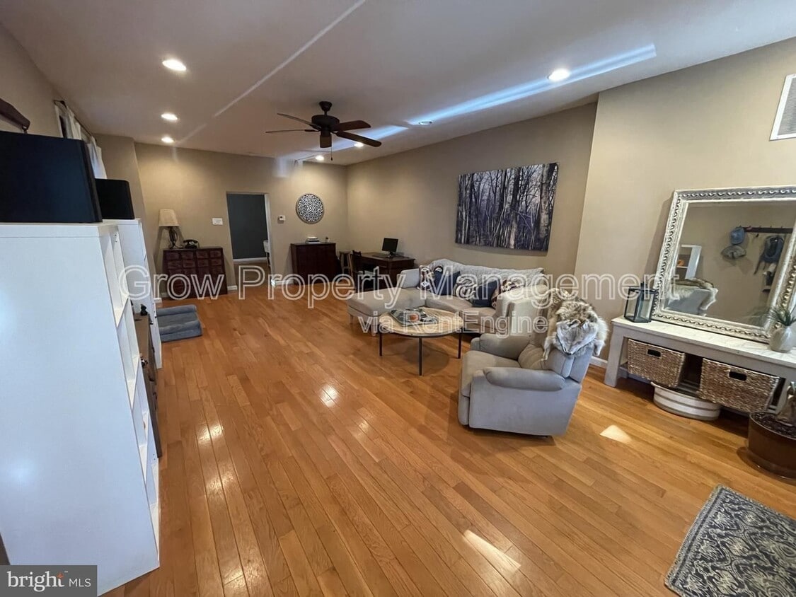 Photo - 4651 Sheldon St