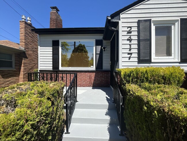 Building Photo - Bright and Welcoming Home with Modern Kitchen, Expansive Backyard & Flexible Living Space