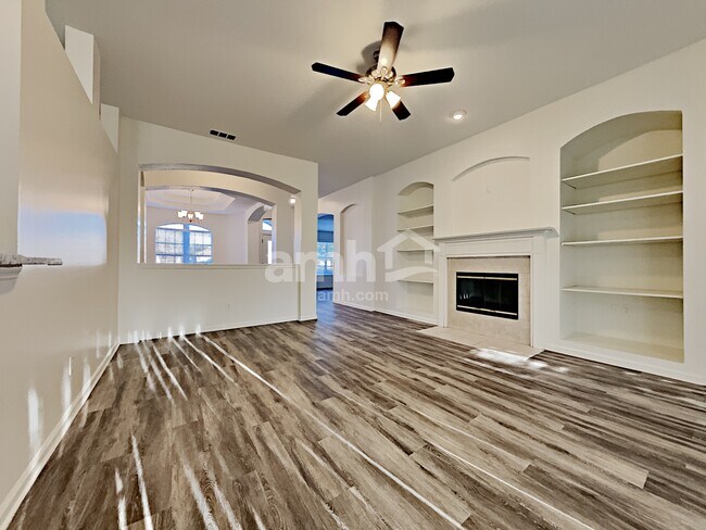 Foto del edificio - 241 N Lake Cunningham Avenue
