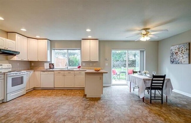 Building Photo - Beautifully Updated 4 Bedroom in a Quiet C...