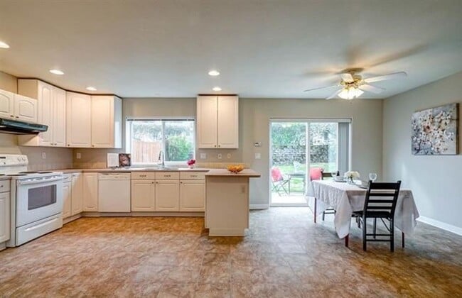 Foto del edificio - Beautifully Updated 4 Bedroom in a Quiet C...
