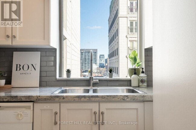 Building Photo - 115 Richmond St E