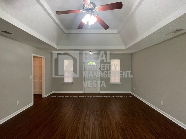 Building Photo - Stunning Three Bedroom Home in a Great Nei...
