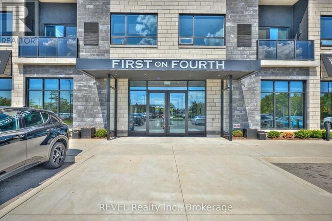 Photo du bâtiment - 300B-300B Fourth Ave