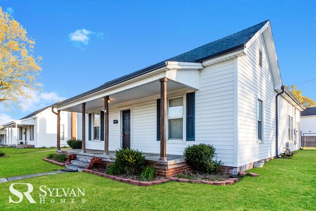 Building Photo - This adorable home is move-in ready