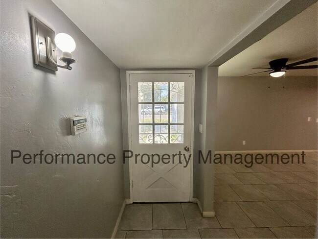 Foto del edificio - 2401 Sherwood Ave