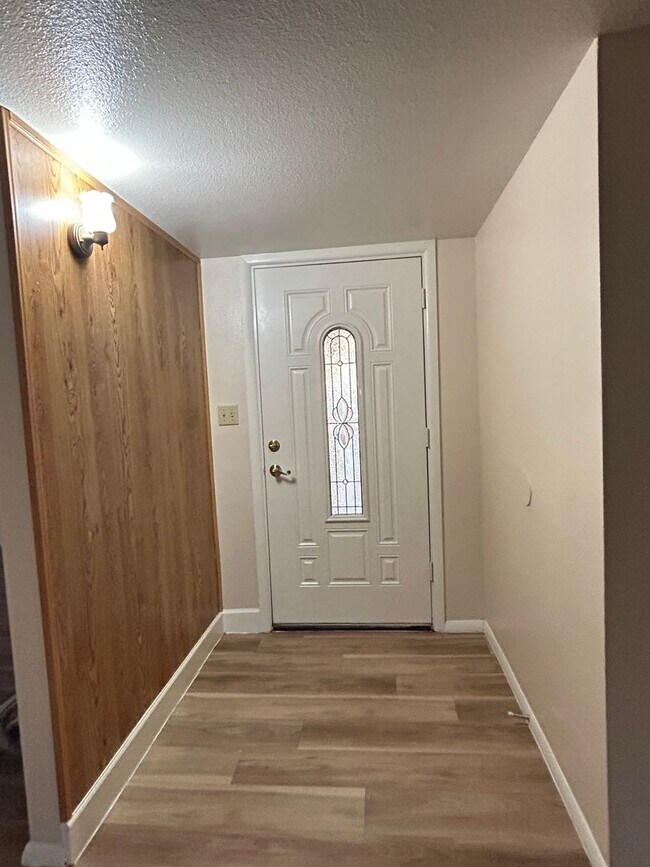 Building Photo - NO HOA- **NEW INTERIOR PAINT AND NEW FLOOR...