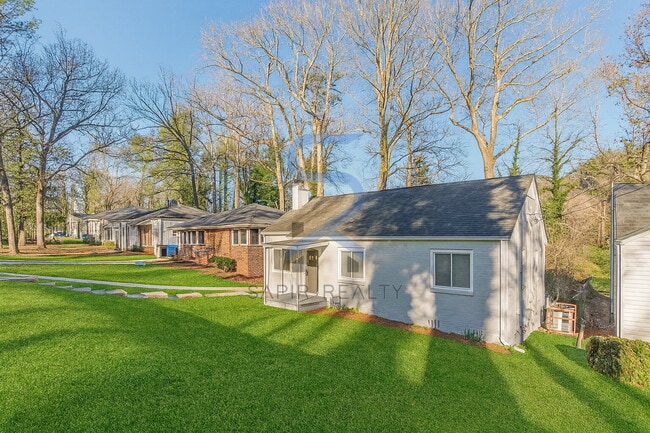 Foto del edificio - Move in before January 15th and choose your reward: a $250 Amazon Gift Card or a 55" Smart TV!