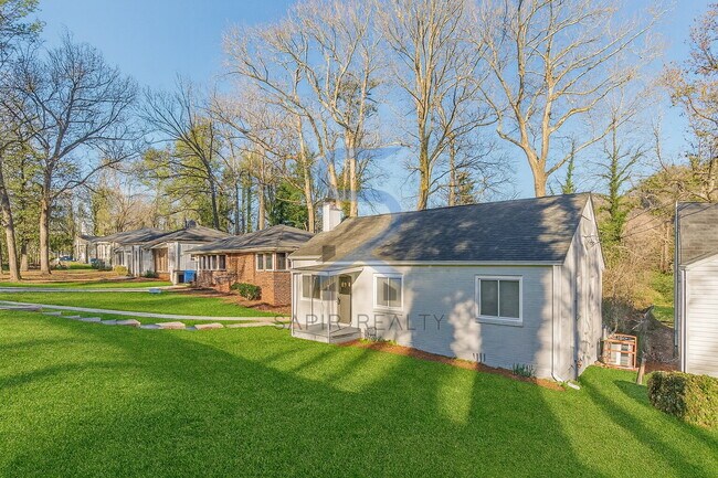 Foto del edificio - Move in before November 30th and choose your reward: a $250 Amazon Gift Card or a 55 Smart TV!