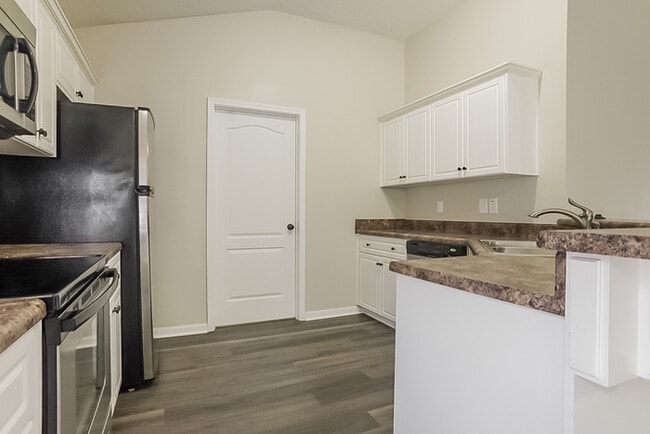 Building Photo - 815 Westlawn Dr