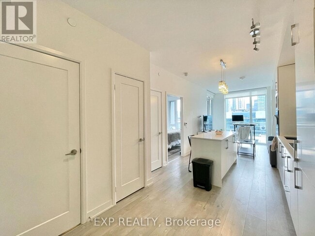 Building Photo - 576 Front St W