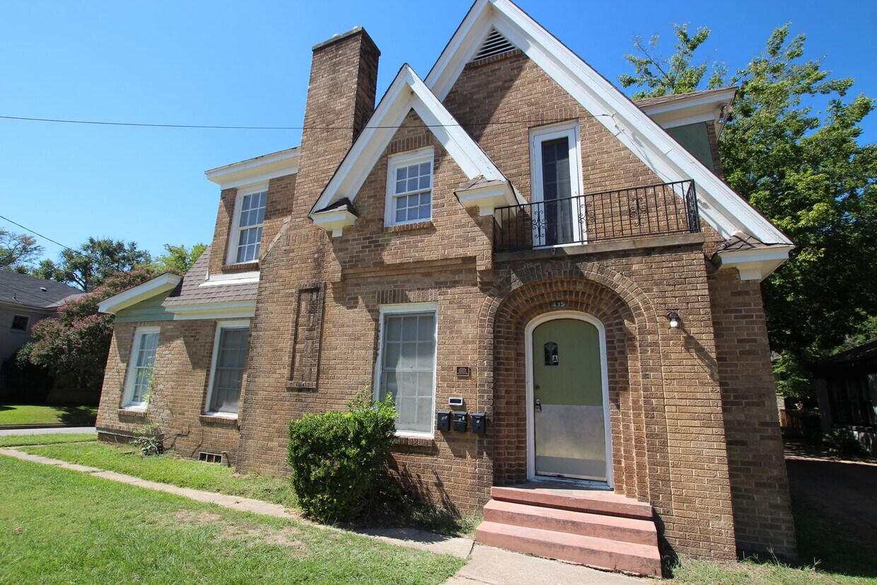 Primary Photo - College Ave Triplex