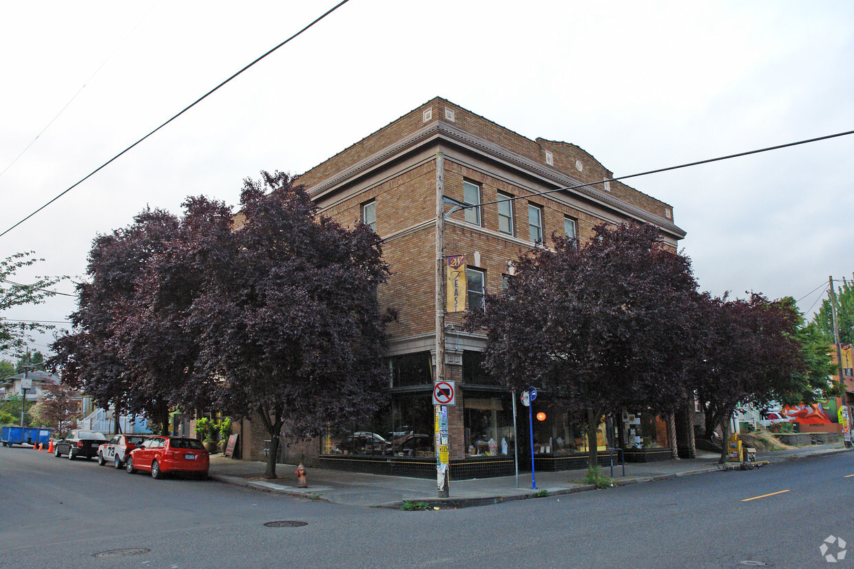 Primary Photo - Queen Jeanette Apartments