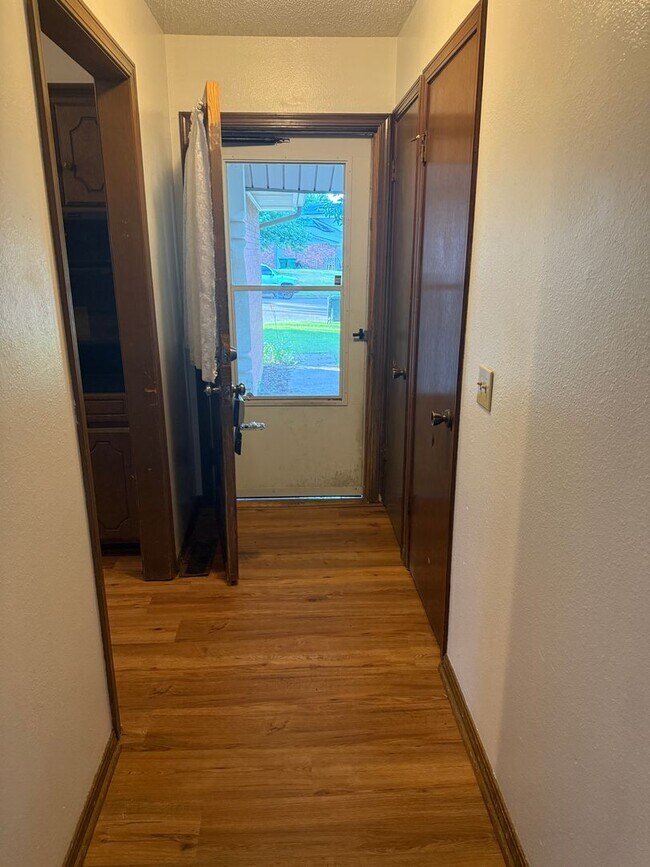Foto del edificio - For Rent - Charming 3 bedroom home in Yukon!