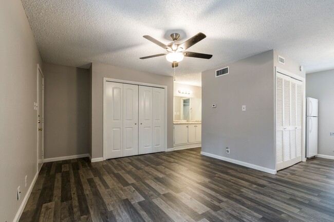 2 large closets .. one could be office space - Shady Oaks