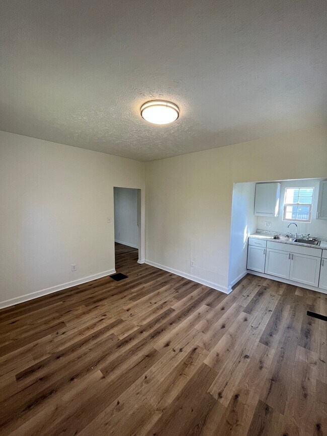 Dining area - 301 Johnson St