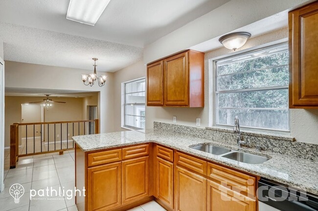 Building Photo - 842 Benchwood Ct