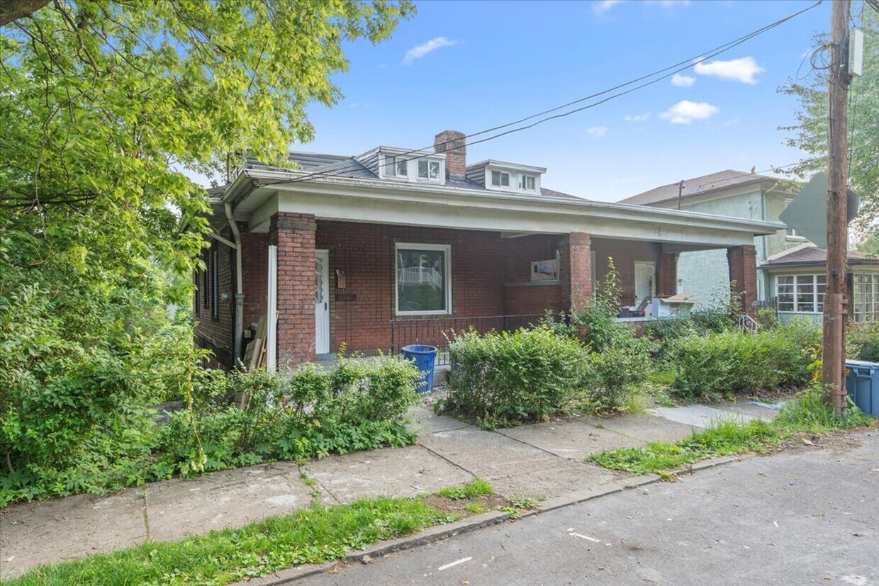 Primary Photo - 5556-5558-5558 Pocusset St