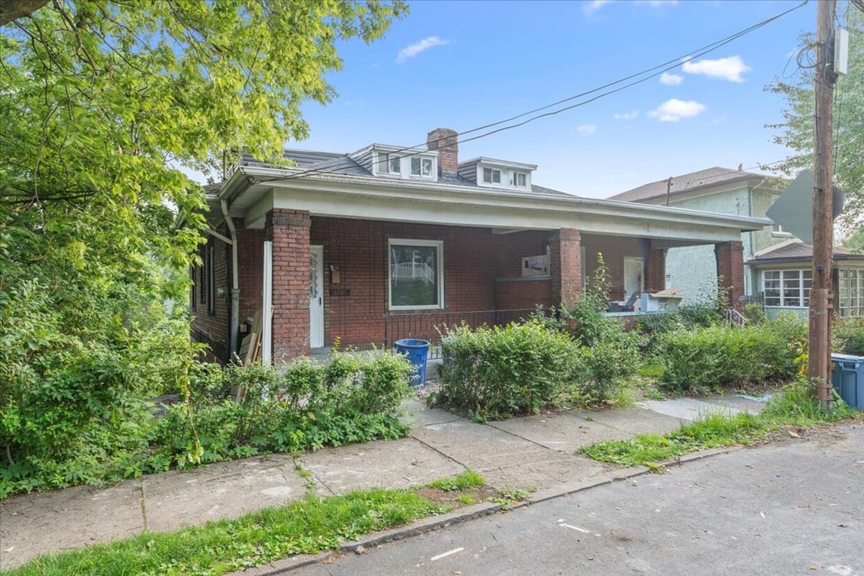 Primary Photo - 5556-5558 Pocusset St