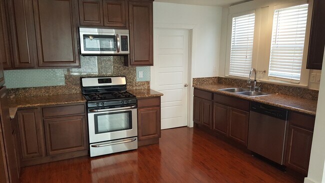 Kitchen - 4857 Oakwood Ave