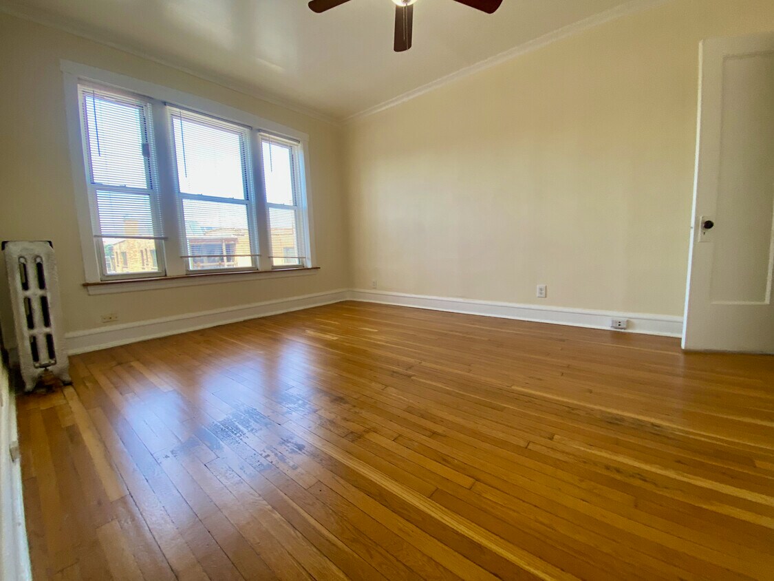 Foto principal - 1256 W Montrose Ave
