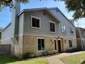 Building Photo - 748 Memorial Mews St