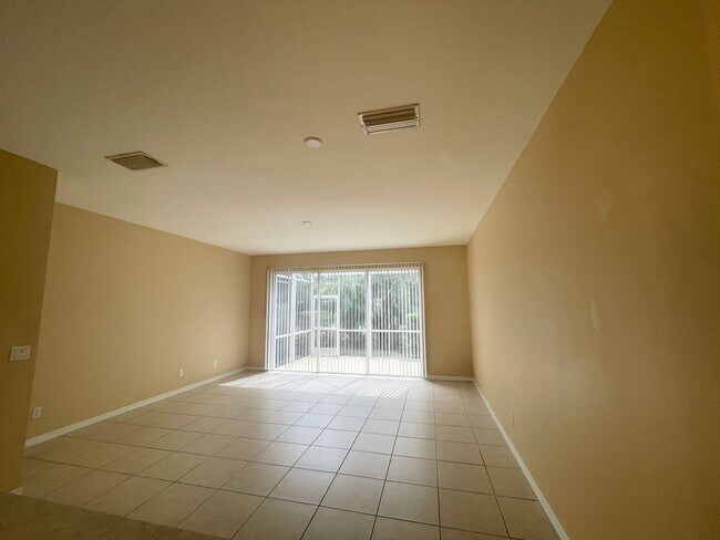 Foto del edificio - Coming Soon- 3 Bed 2.5 Bath Townhome!
