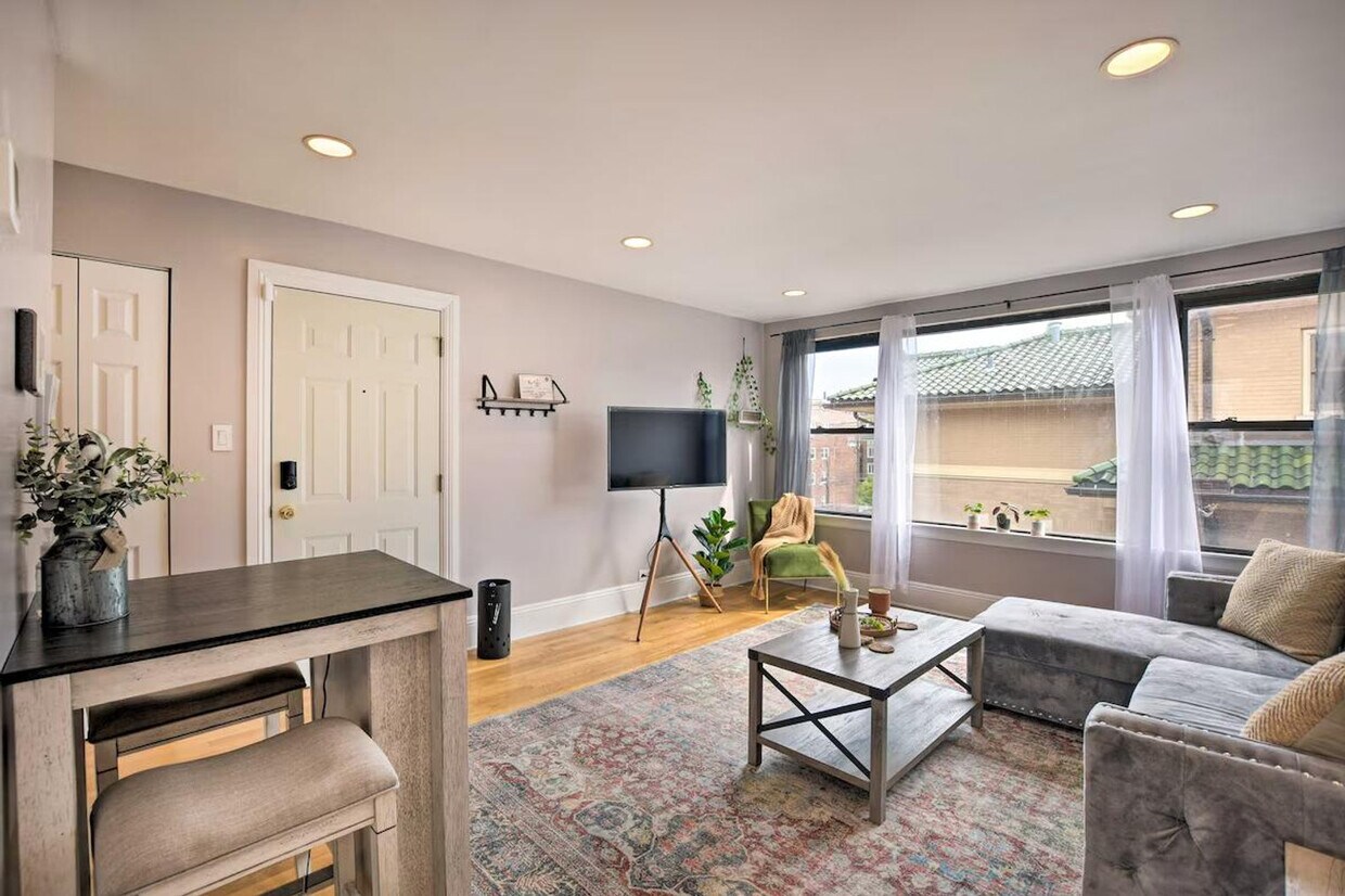 Foto principal - 7423 N Sheridan Rd