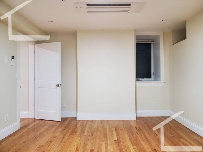 Building Photo - Spacious, Renovated Unit Right In The Hear...