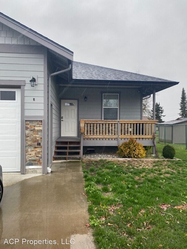 Building Photo - 3 br, 2 bath House - 110 W. 3rd St. #B