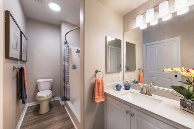 Baño modelo espacioso - Overture Rancho Santa Margarita 55+ Senior Housing Apartment Homes