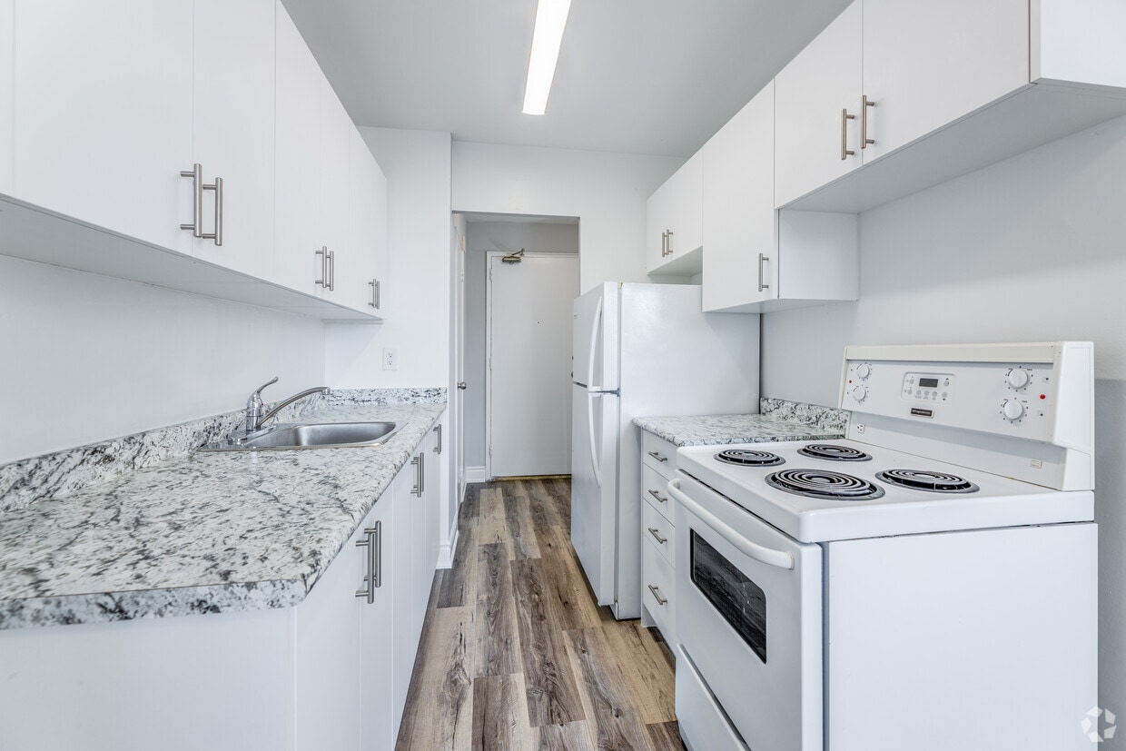 Primary Photo - 200 Roehampton Ave