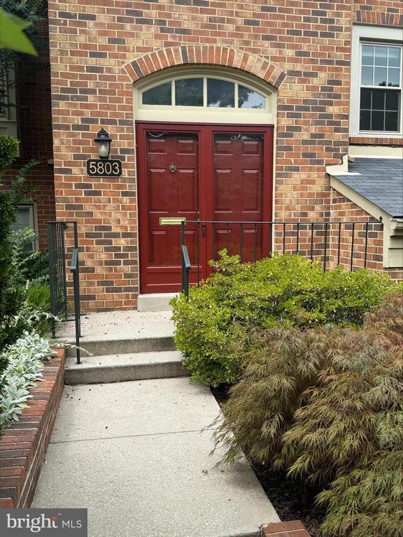 Foto del edificio - 5803 Tudor Ln