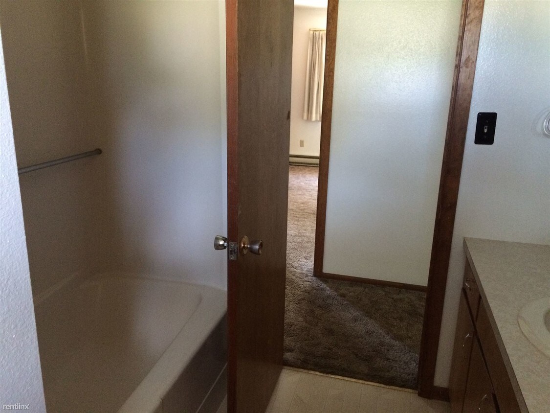 Foto principal - 4 br, 2 bath House - 418 14th Ave NE