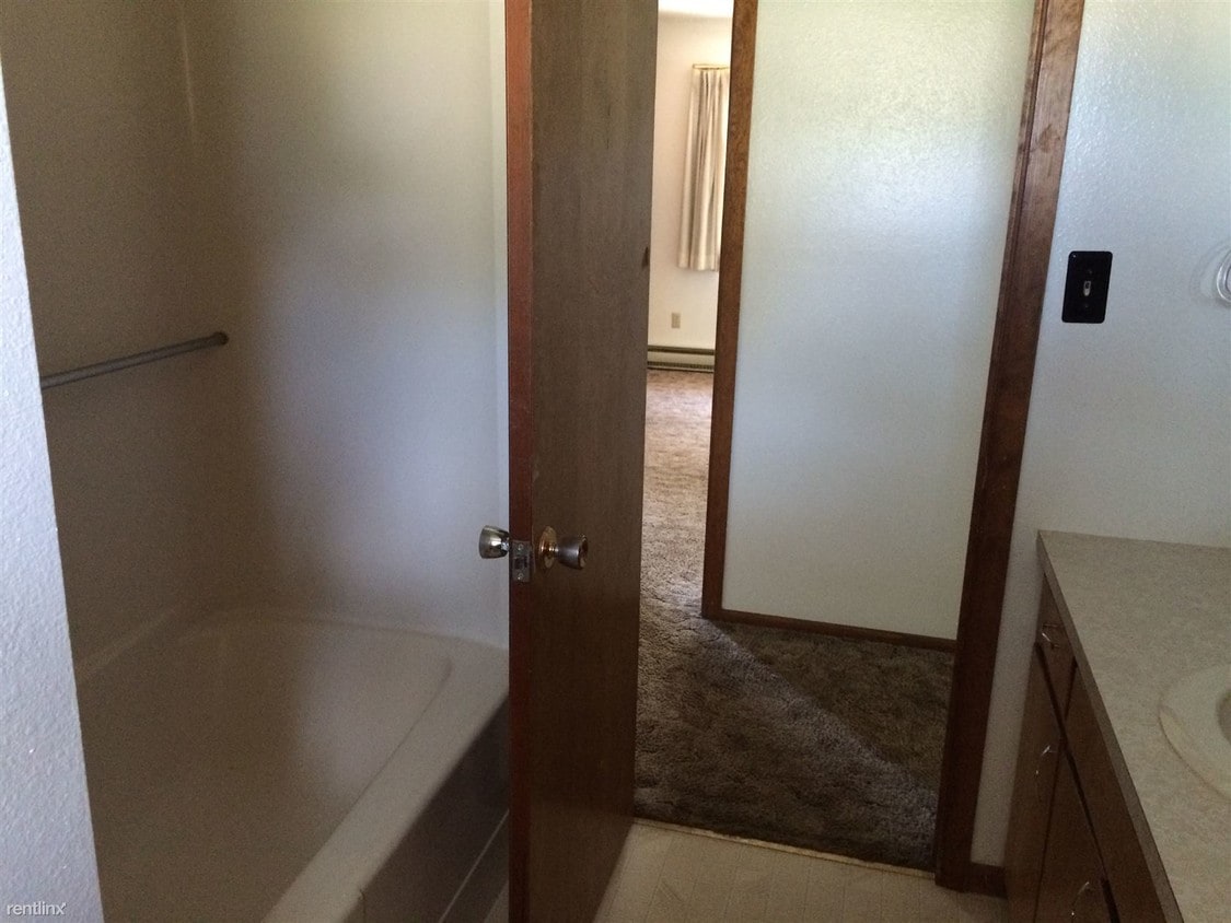 Primary Photo - 4 br, 2 bath House - 418 14th Ave NE