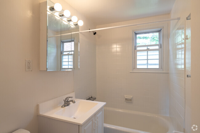 Bathroom - 4 Rm, 2 Bd, 1 Ba - 700SF - Garfield Park Apartments