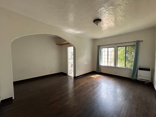 Building Photo - 1102 S Mariposa Ave