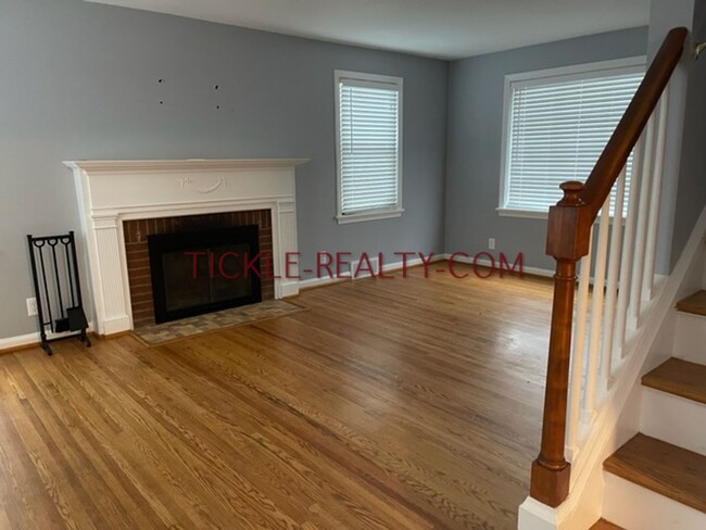 Building Photo - 3 Bedroom, 1 Bath, Central Air, Garage, Fu...