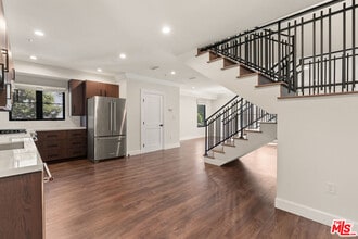 Building Photo - 1153 Beachwood Dr