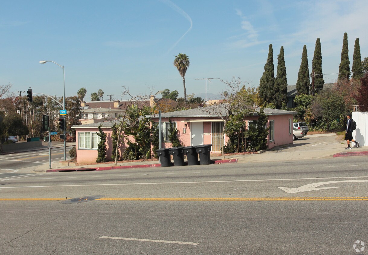 Building Photo - 1105 Pico Blvd