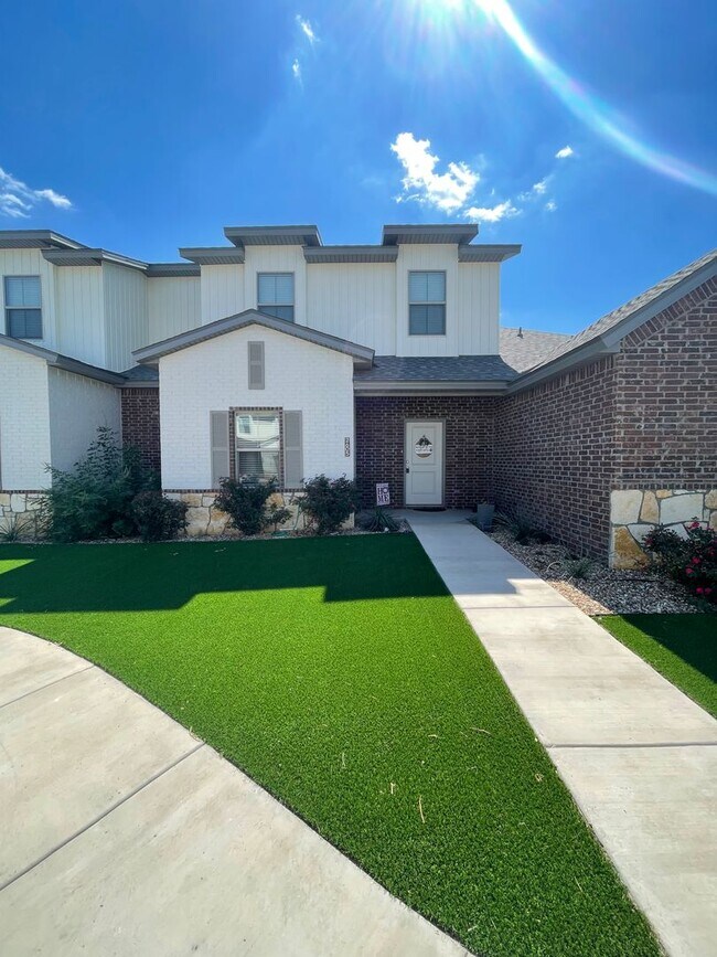 Foto del edificio - Beautiful New Townhome Located  In Veridia...