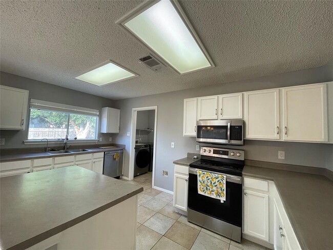 Foto del edificio - 2407 Glen Field Dr