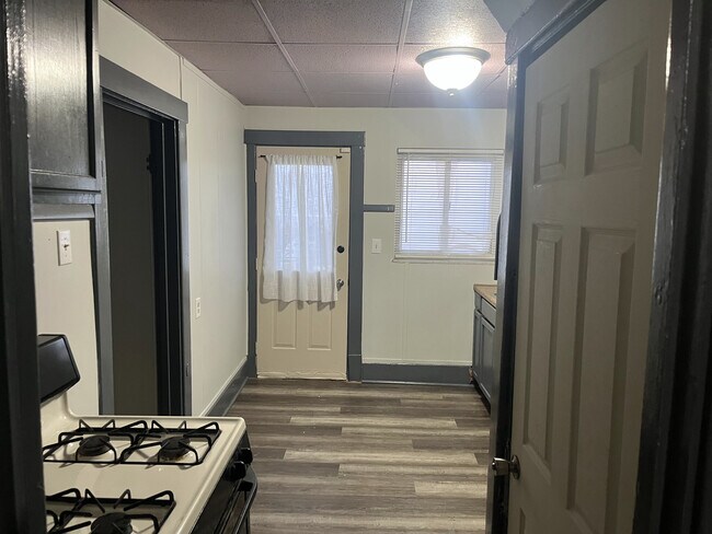 Kitchen 1 - 1627 Woodmont Ave
