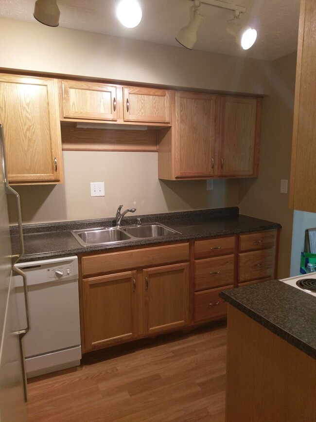 Building Photo - Lovely Condo in Winchester! Off-Street Par...