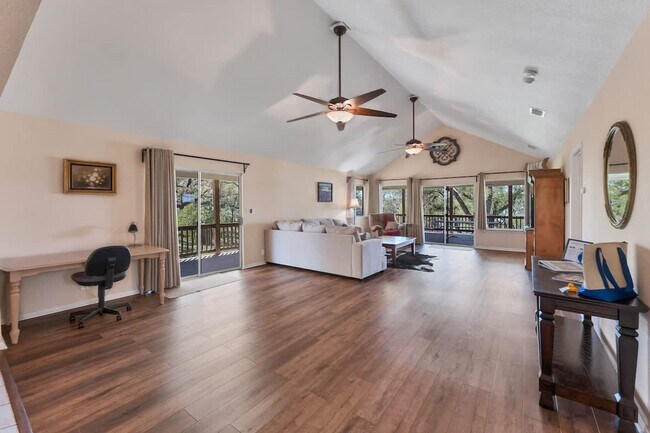 Foto del edificio - 2388 Lakeshore Dr