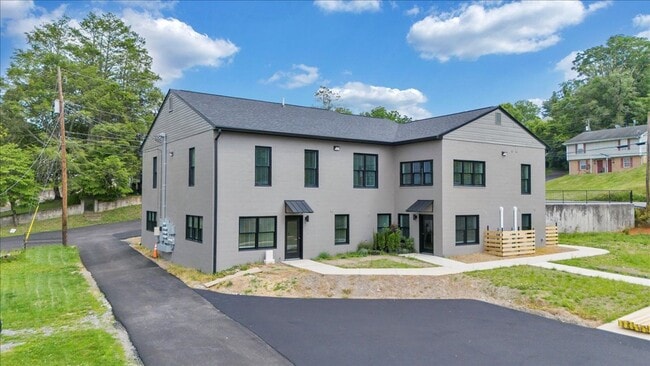 Building Photo - Newly Renovated 1BR & 2BR Apartments in Vinton - Premium Finishes!