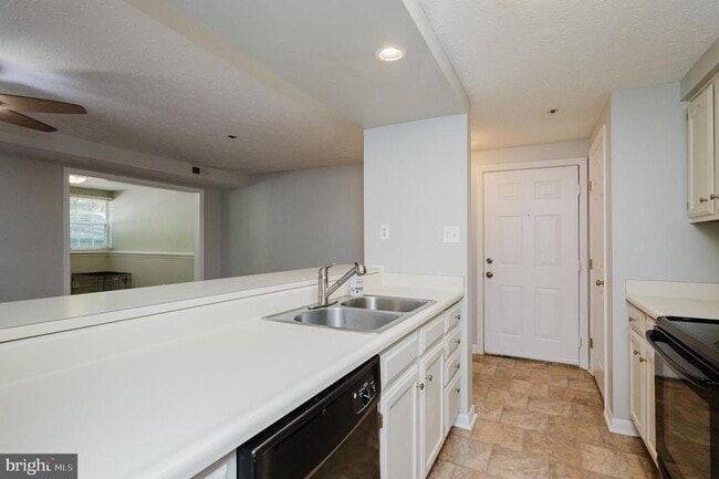 Building Photo - 1006 Markham Ct