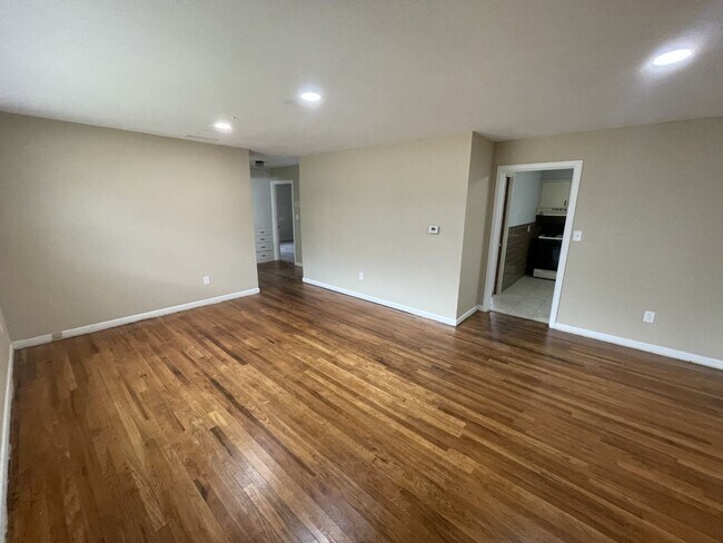 Building Photo - Cute 3 Bedroom 1 Bath Home!