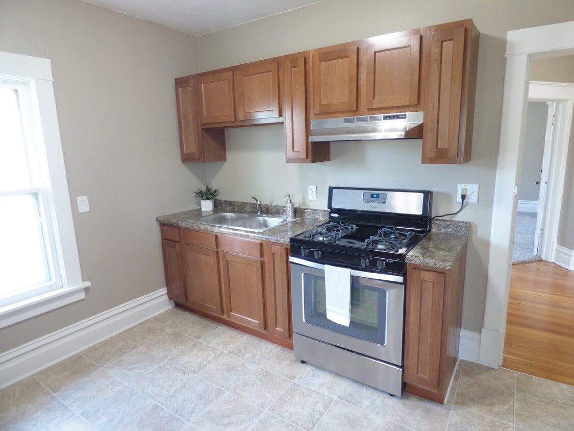Kitchen - 27 6th Ave SE