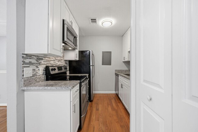 Foto del edificio - Stylish Two-Level Condo in Gables of Tuckerman Near Pike & Rose!